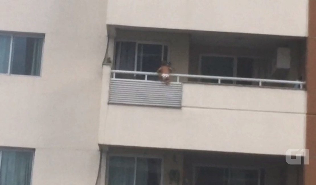 Vídeo chocante mostra bebê pendurado em varanda de apartamento