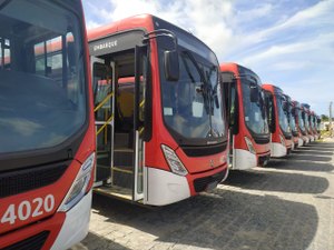 Prefeito Rui Palmeira entrega dez novos ônibus 0 km à população 