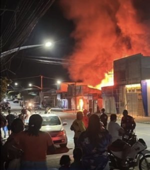 Incêndio de grandes proporções atinge mercado e mobiliza Bombeiros no centro de Cacimbinhas