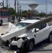 Motorista derruba poste em acidente no bairro Cidade Universitária, em Maceió