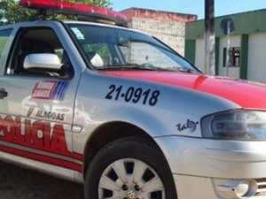 Dupla suspeita de assaltos é detida com revólver e munições