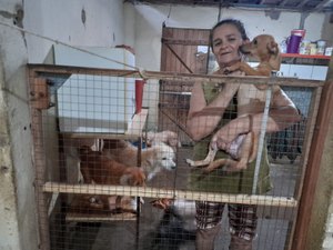Protetora arapiraquense faz aniversário e pede ração de presente para alimentar animais resgatados