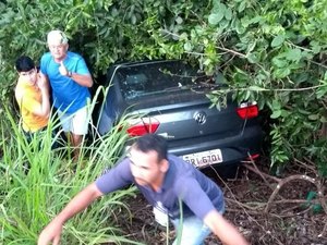 Motorista perde o controle da direção e carro cai em barranco