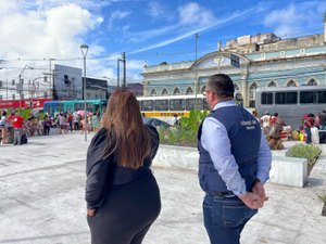 Leonardo Dias flagra ônibus escolares transportando sem-terra para invasões em Maceió