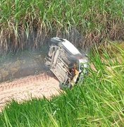 Veículo pega fogo após capotamento na BR-104, em Messias