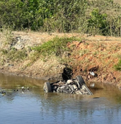 Carro capota e cai dentro de barragem em Lagoa da Canoa