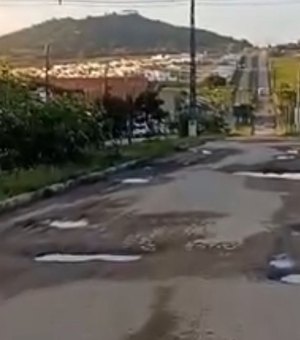 Moradores do bairro Massaranduba reclamam de buracos na Av. Pedro Tertuliano, em Arapiraca