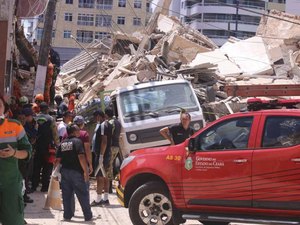 Bombeiros retiram 8º corpo de prédio que desabou em Fortaleza