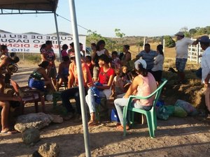 Moradores fecham acesso ao lixão de Limoeiro de Anadia