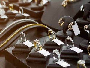 Joalheria é condenada a indenizar cliente por atraso e envio de produtos errados