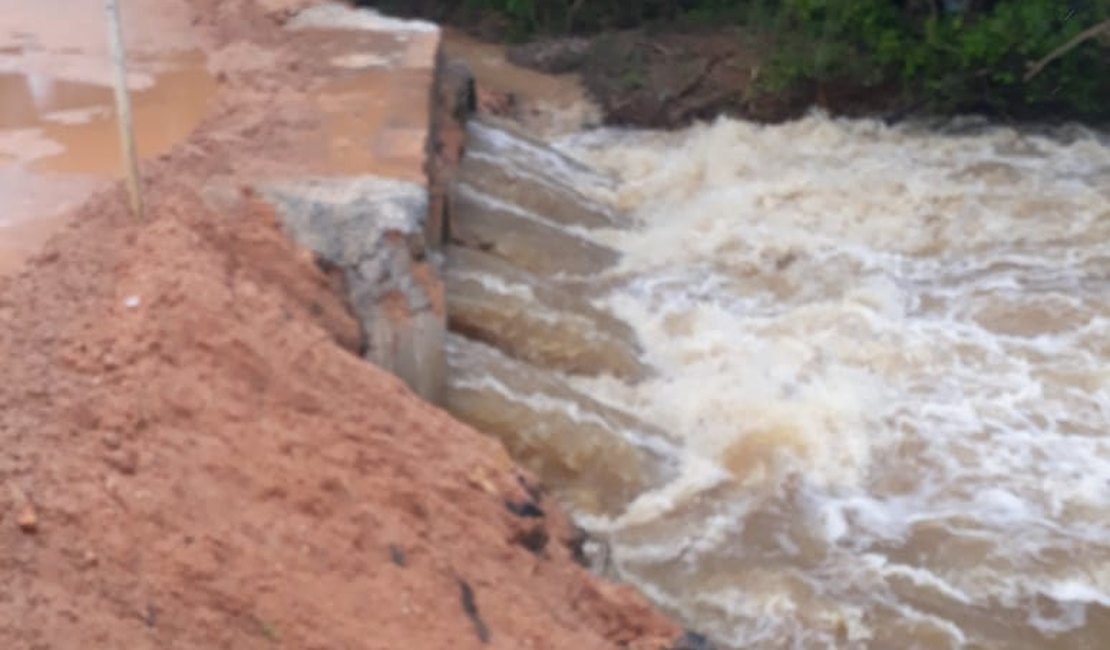 Rio Perucaba volta a encher e sobrecarrega desvio temporário entre Arapiraca e Feira Grande