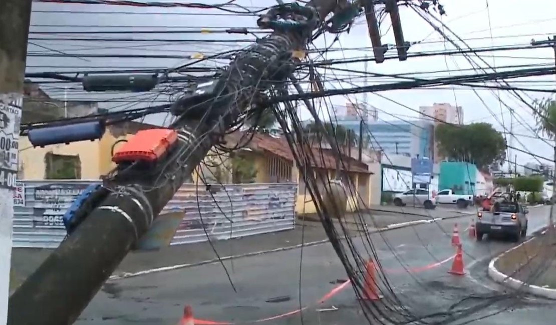 Caminhão se enrosca com fios elétricos, puxa poste e rua fica interditada no Farol