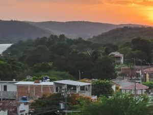 Coco gelado por R$ 9 reais e copo com água a R$ 5. Exploração assusta turistas que visitam Pão de Açúcar e Piranhas