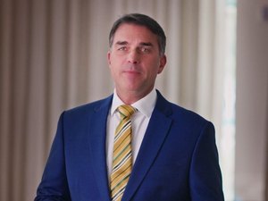 Flávio Bolsonaro diz que Lula 'dividiu seu poder' com Moraes em programa eleitoral