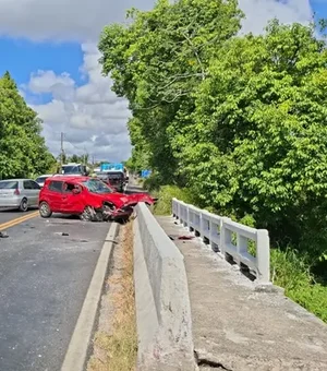 [Vídeo] Homem colide carro em ponte após cochilar no volante em Satuba