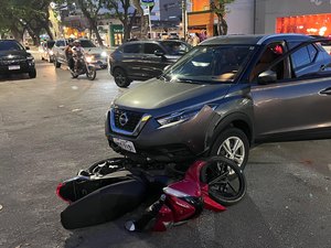 Colisão entre carro e moto deixa uma pessoa ferida na Av. Antônio Gomes de Barros, em Maceió