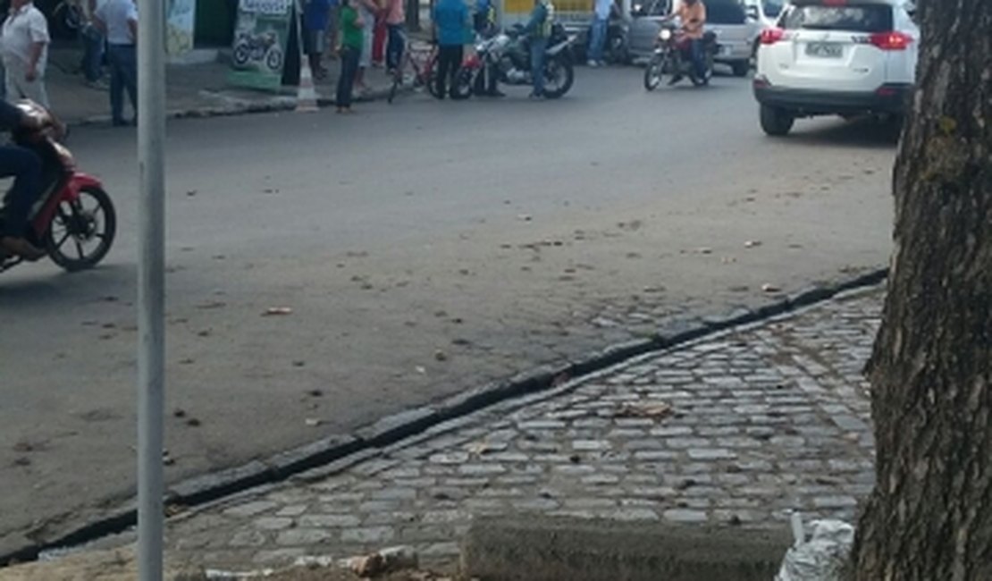 Ônibus e carro colidem frontalmente em Arapiraca