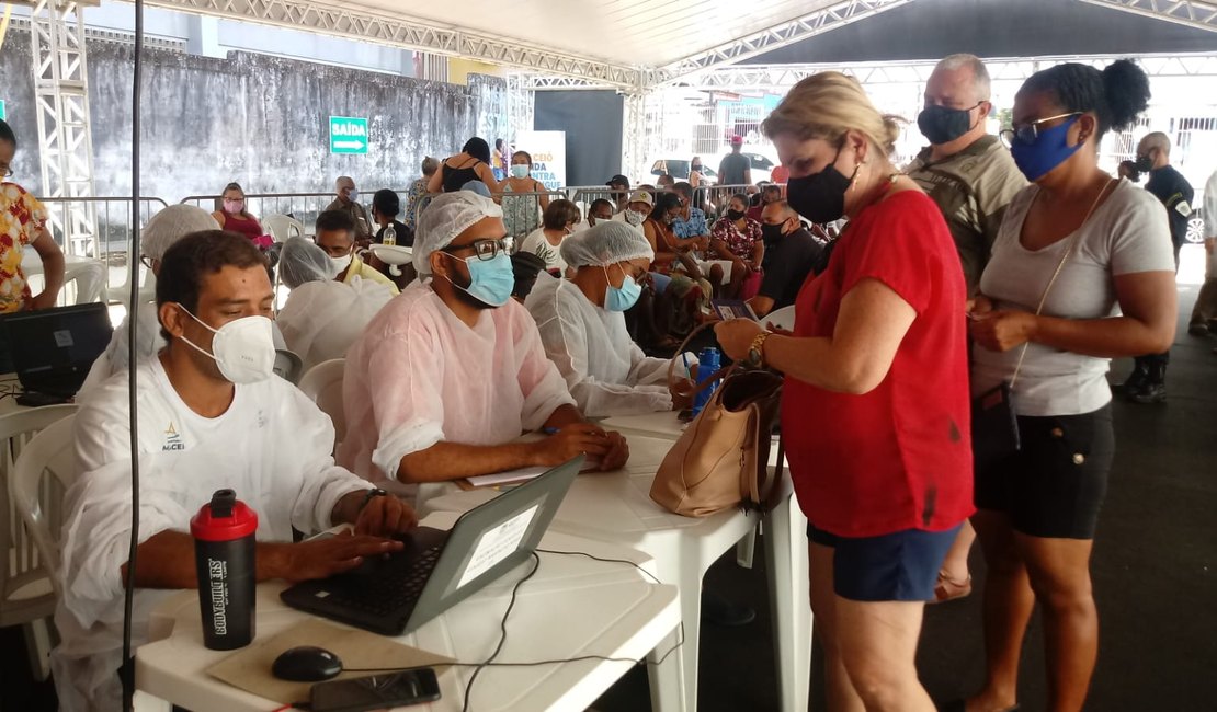 Maceioenses vão em busca da 2ª dose nesta quinta-feira (02)