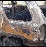 Veículo fica destruído após pegar fogo no bairro Tabuleiro do Martins