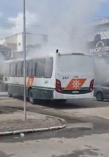 Ônibus da Veleiro pega fogo e revolta população de Rio Largo