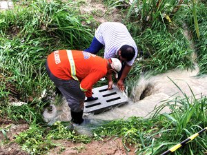 Prefeitura de Maceió alerta para riscos em remover tampa de bueiro