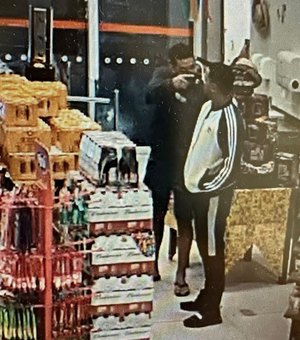 [Vídeo] Homem saca pistola e ameaça outro, dentro de uma loja conveniência em Maceió