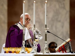 No Domingo de Ramos, o papa diz que a Igreja precisa ser humilde