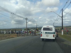 Trabalhadores realizam protesto e fecham via em Rio Largo