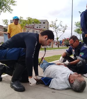 Idoso passa mal no Centro de Arapiraca e recebe atendimento médico 