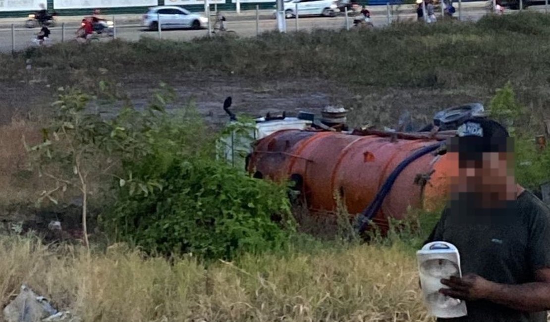 Caminhão cai em ribanceira de cinco metros na Rota do Mar