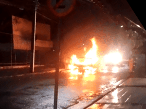 [Vídeo] Carro entra em chamas em Palmeira dos Índios