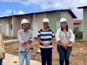 Tia Júlia vistoria obras de 400 casas em Palmeira dos Índios e anuncia entrega