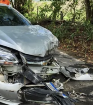 Carro fica destruído após colidir contra carreta em União dos Palmares