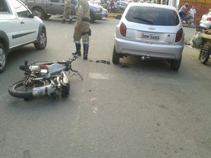 Condutor  de cinquentinha colide em veículo no Centro de Arapiraca