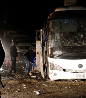 Bomba mata turistas em ônibus perto de pirâmides no Egito