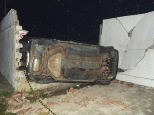 Veículo capota e atinge muro de posto de combustíveis