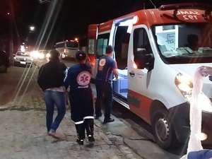 Colisão entre carro e moto deixa casal ferido em Arapiraca
