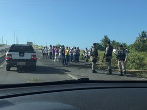 Passageiro de van surta e tenta jogar veículo da Ponte Divaldo Suruagy