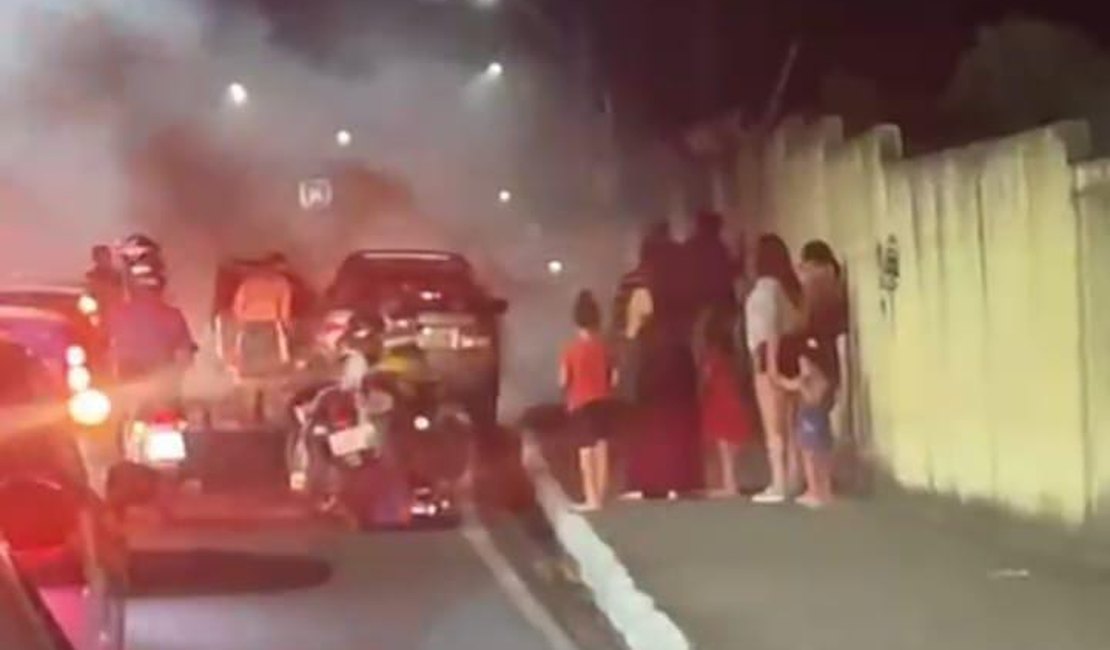 Carro pega fogo após colisão no bairro Chã de Bebedouro, em Maceió