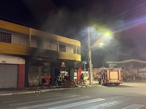 [Vídeo] Funcionário é socorrido após inalar fumaça e sofrer queimaduras graves em incêndio a lanchoente