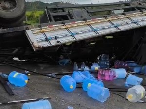 Caminhão carregado de garrafões de água tomba em Viçosa