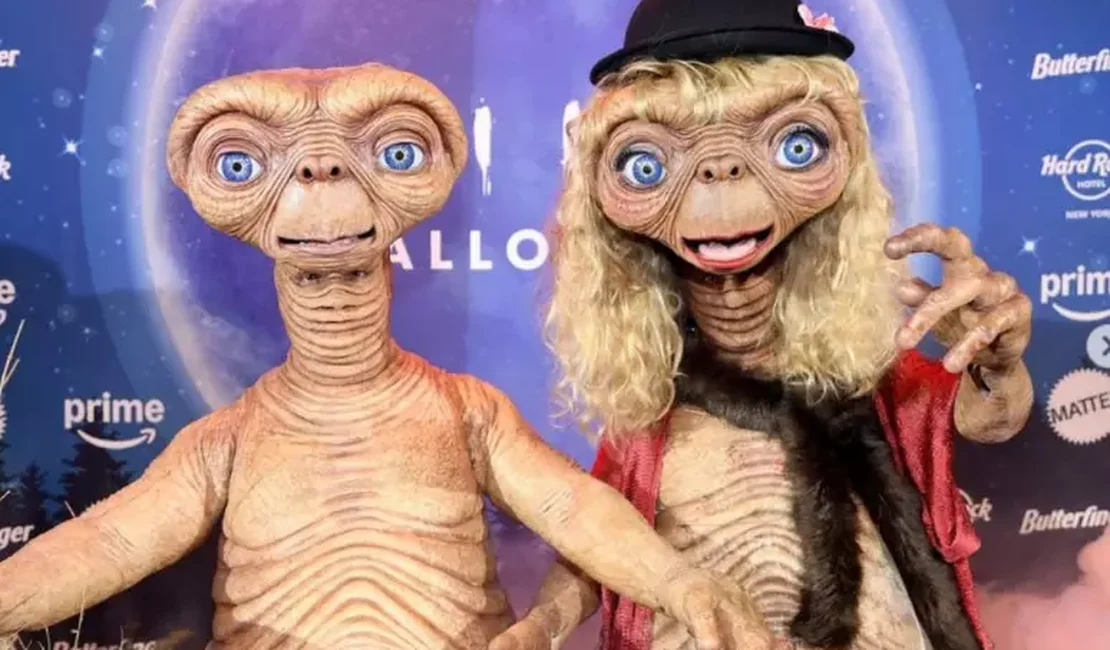 Heidi Klum aparece irreconhecível com fantasia de E.T. para o Halloween e revela que usou fralda