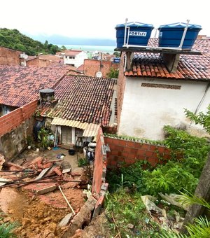 Barreira desliza após chuvas e atinge quintal de casa em Maragogi