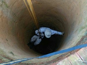 Cachorro cai em cacimba e é resgatado pelo corpo de Bombeiros