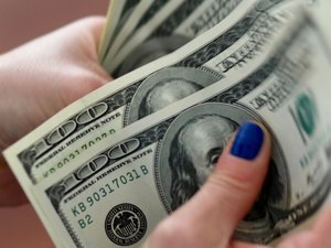 Dólar tem maior queda diária em dois anos e meio e fecha a R$ 5,75