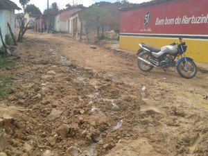 Moradores protestam em consequência de obra parada na Canafístula