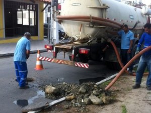 Casal detecta pedras de gordura em rede de esgoto em avenida na Jatiúca