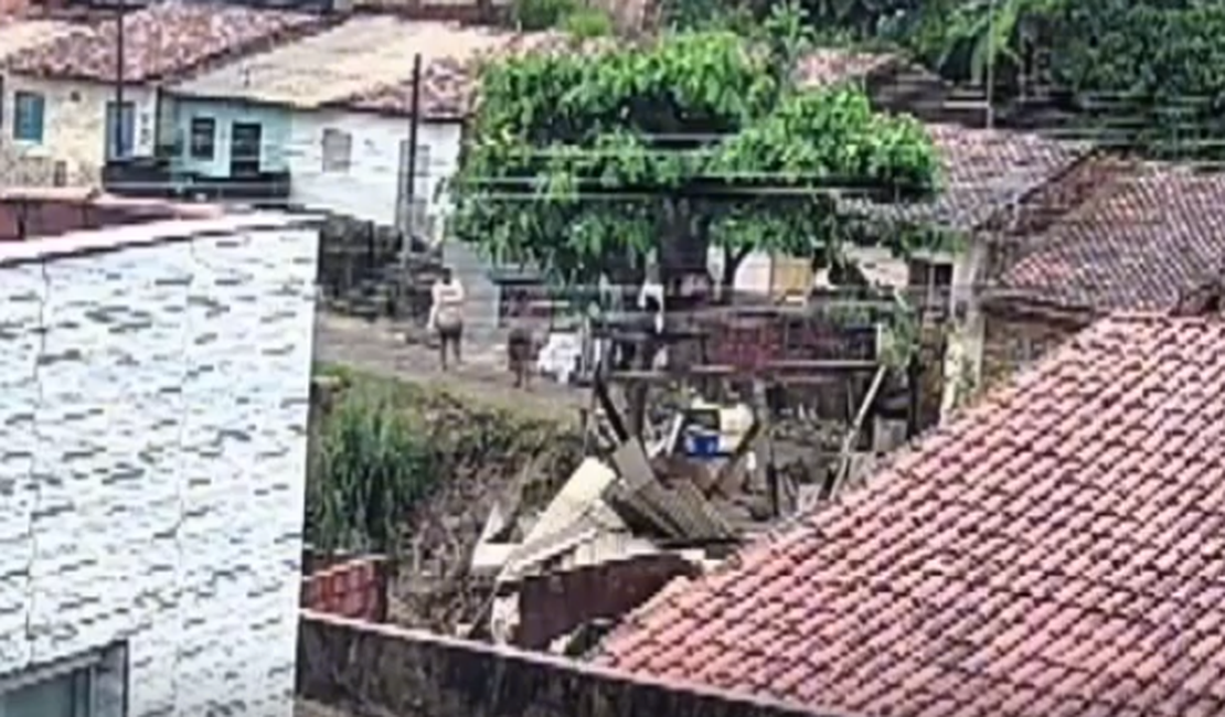 Chão de área localizada na Grota do Pau D’Arco desaba após fortes chuvas em Maceió