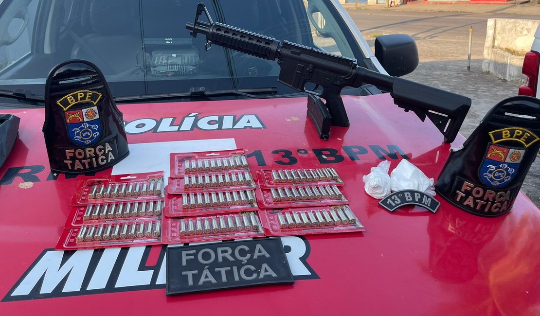 Policiais do 13º BPM apreendem simulacro de fuzil, drogas e munições