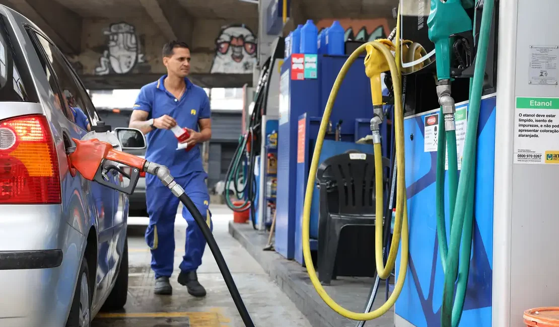 Subsídio de R$ 0,44 por litro da gasolina é prorrogado por 30 dias
